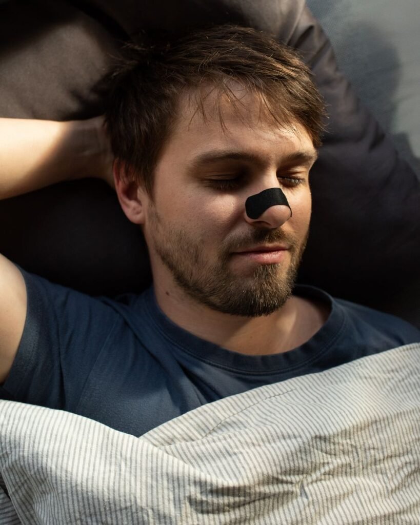 homme qui dort avec une bandelette nasale